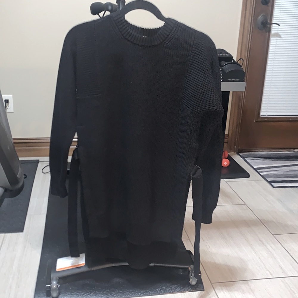 Athleta black sweater - Cute with leggings. XXS but I typically wear XS/S/4.